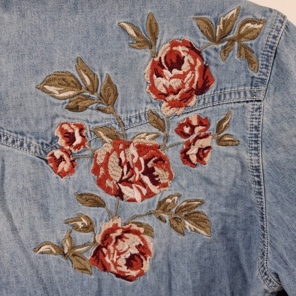 Shyanne Denim Western Shirt Womens M Light Wash Blue Snap Button Floral Rose - Picture 7 of 8